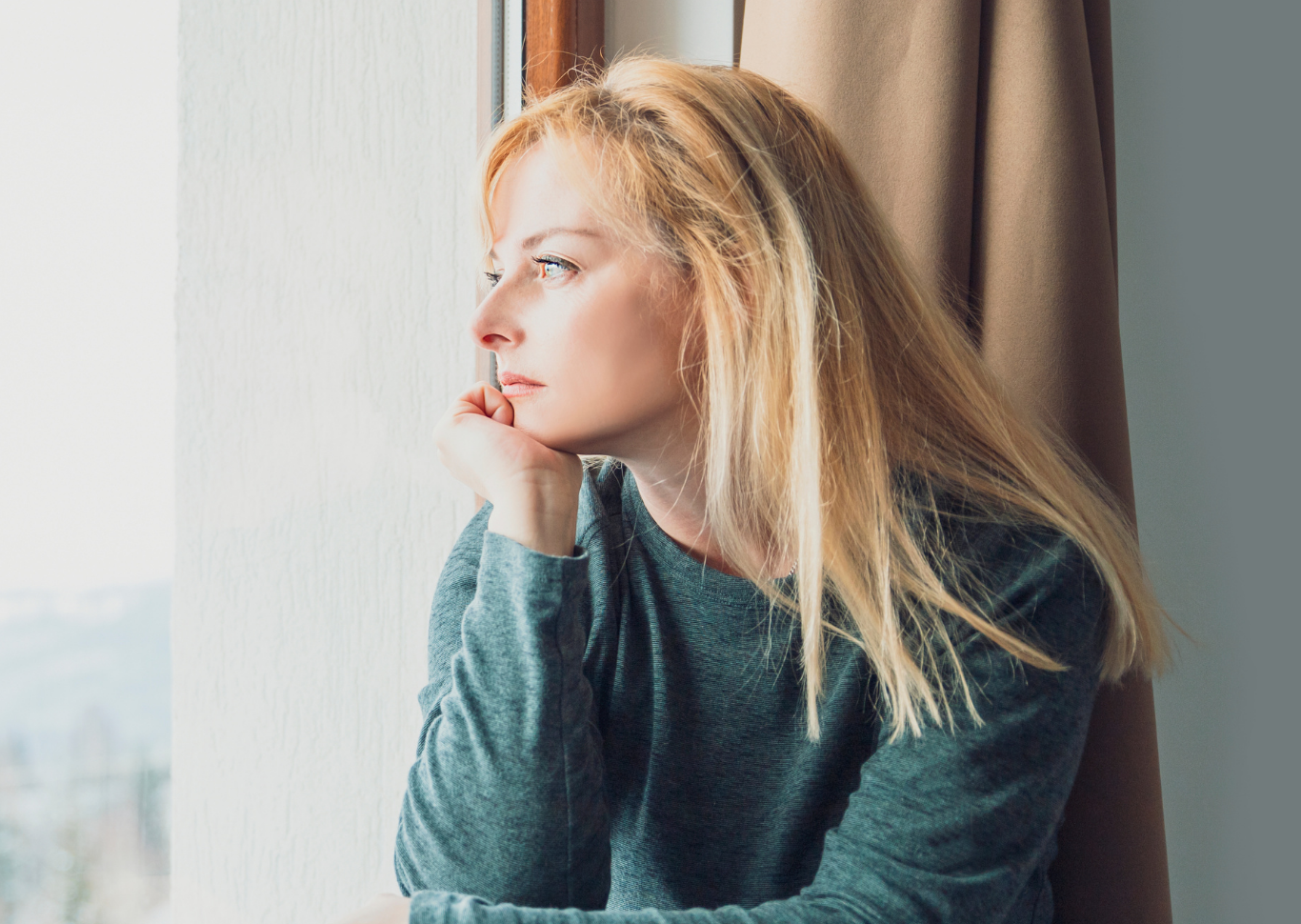 frau-schaut-aus-dem-fenster_1868769101909526149-1778248532.png