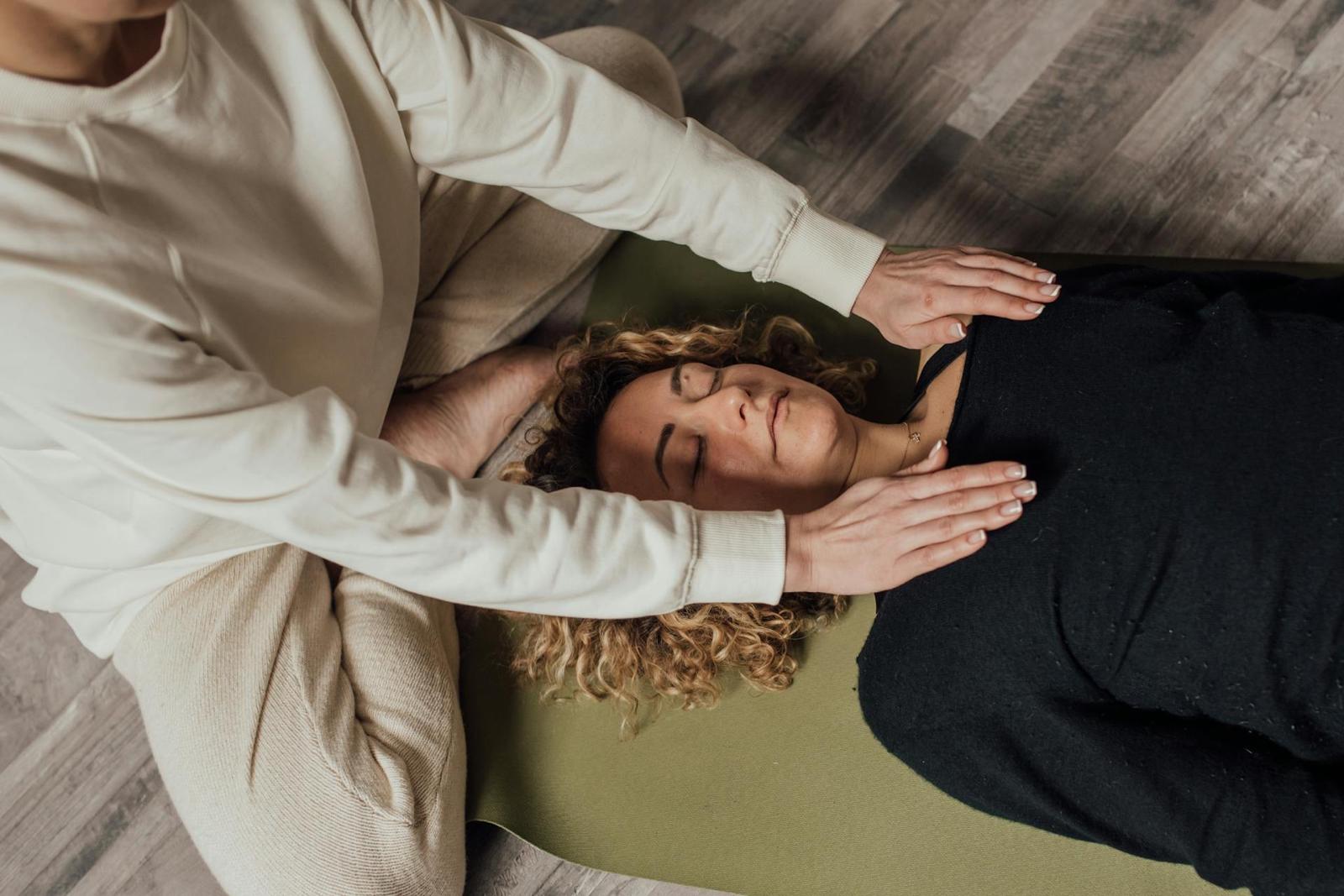Du liegst entspannt auf einer Yogamatte oder Liege